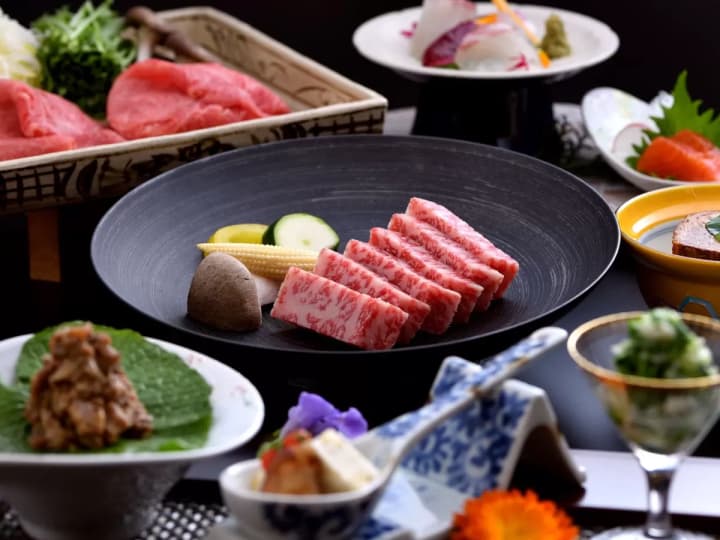 滋賀・おごと温泉「湯元舘」で味わう会席料理｜絶品近江牛と旬の食材を堪能しよう